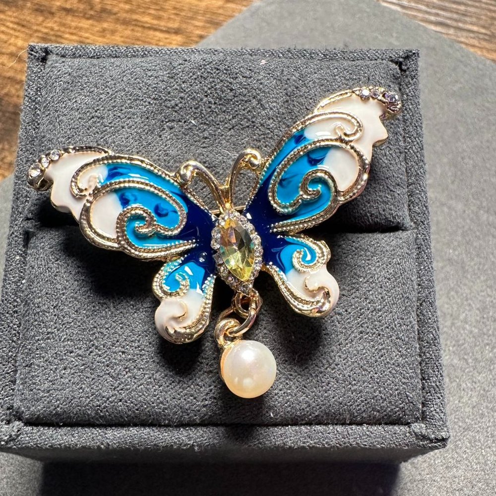 Nature Preal (6.6mm)in Enamel filigree, could use pendent or brooch